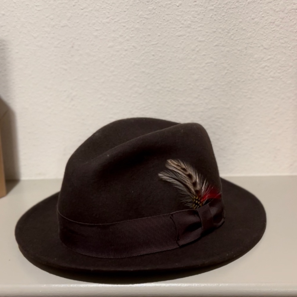 Great vintage wool hat for the fall/winter.